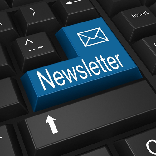 Ein blauer Newsletter-Button auf der Tastatur.