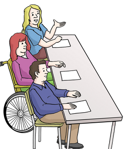3 Personen sitzen an einem Tisch.
Auf dem Tisch liegen Zettel.