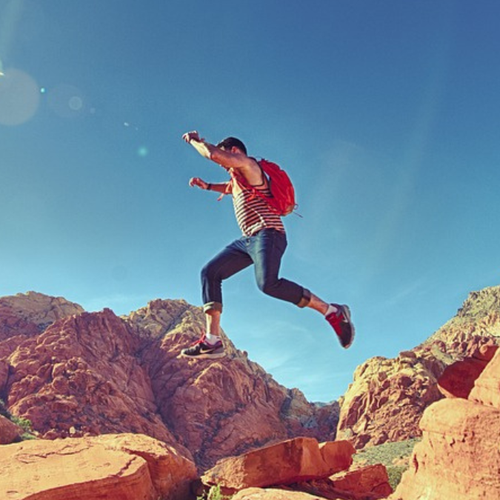 Junger Mann wagt im Gebirge einen großen Sprung. Foto:Jump_Bild von stokpic auf Pixabay
